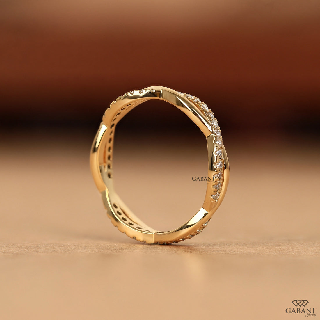 Twisted Round Diamond Wedding Band in Yellow Gold