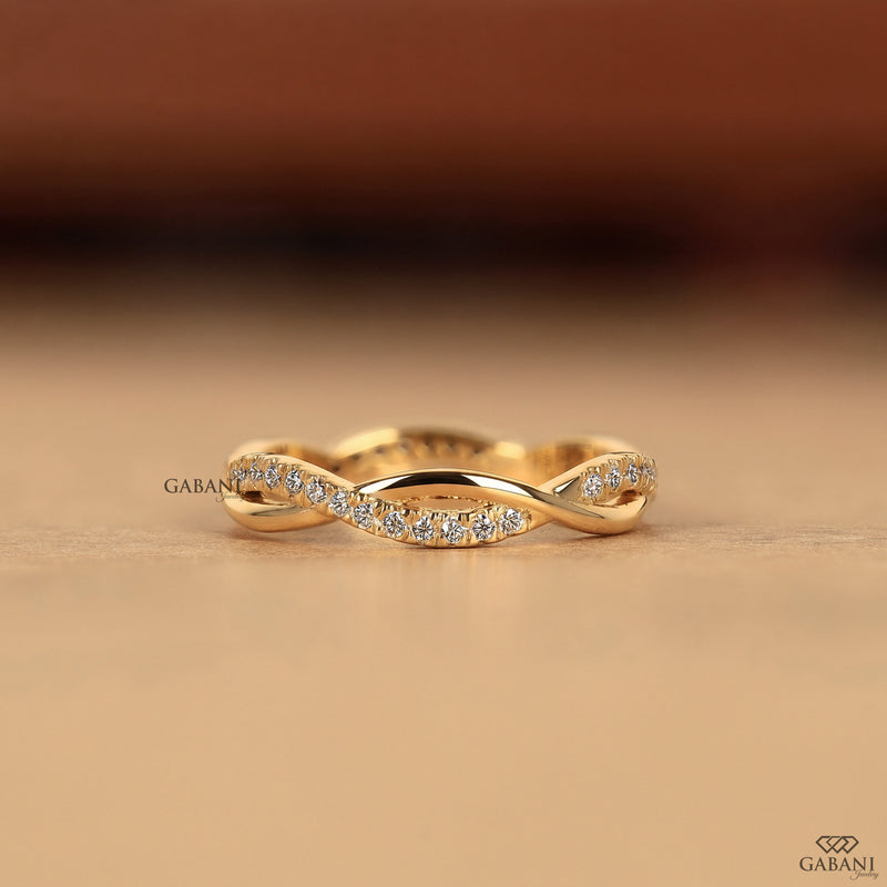 Twisted Round Diamond Wedding Band in Yellow Gold