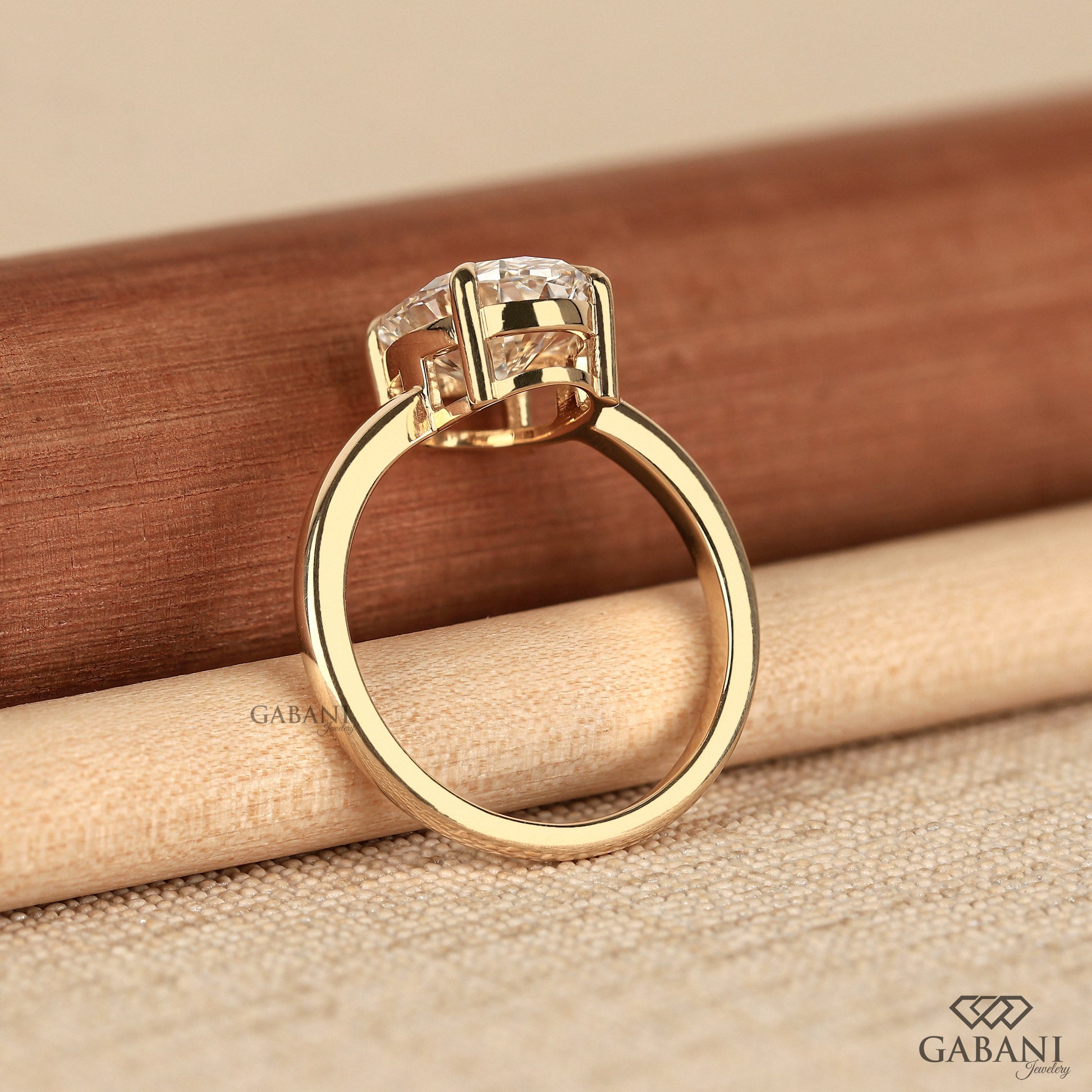 IGI certified oval diamond ring in yellow gold
