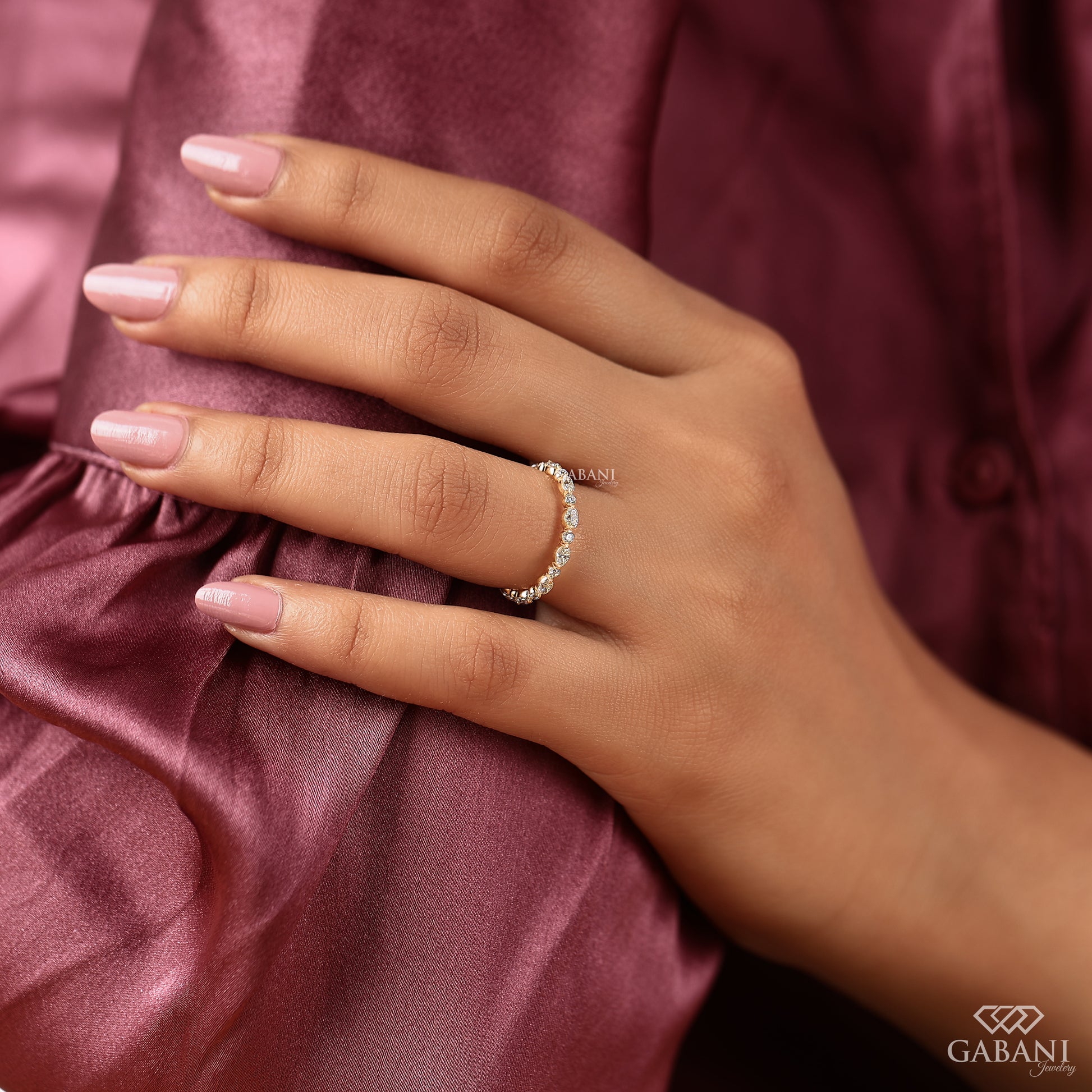 alternating oval and round lab diamond band in yellow gold