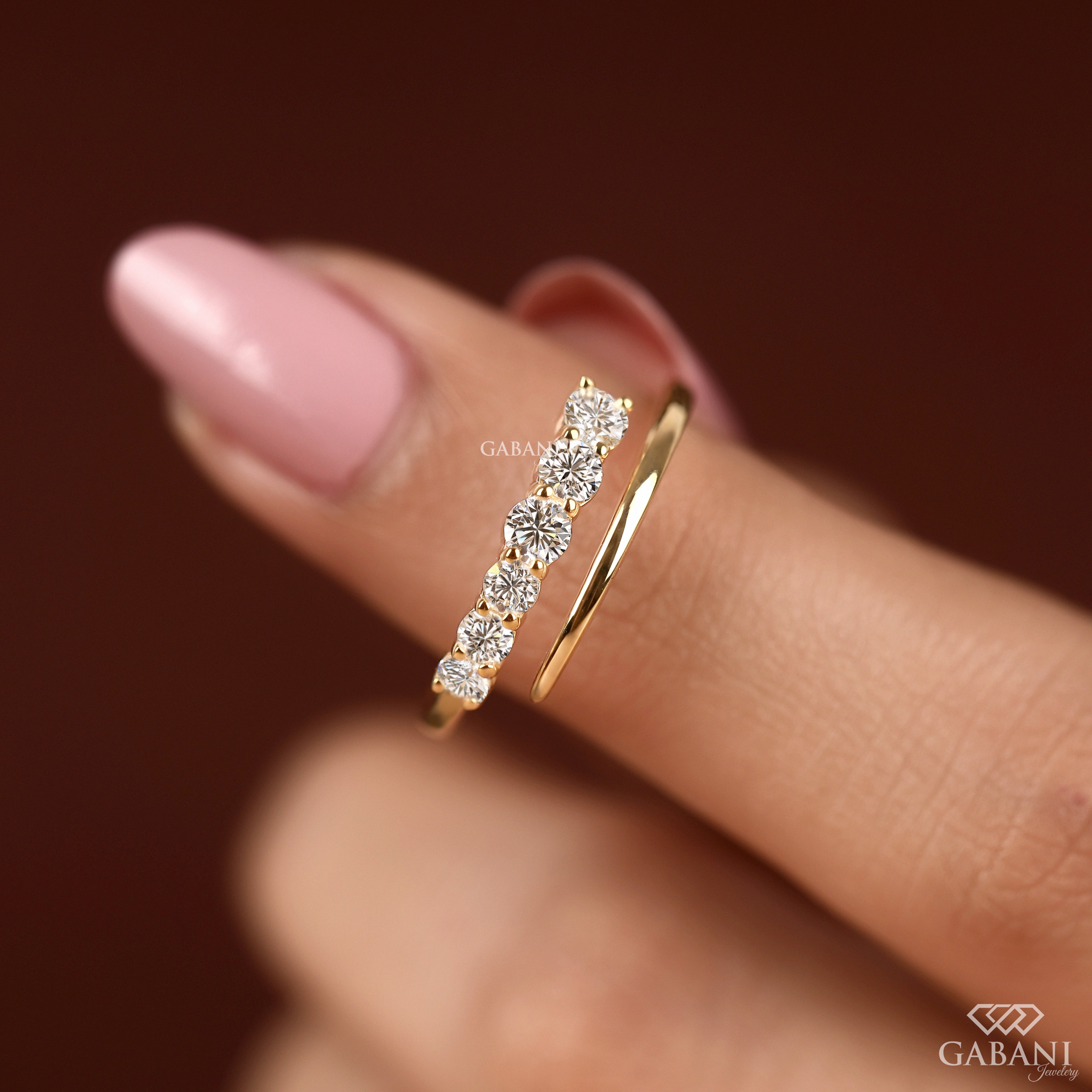 Round lab grown diamond graduated band in yellow gold