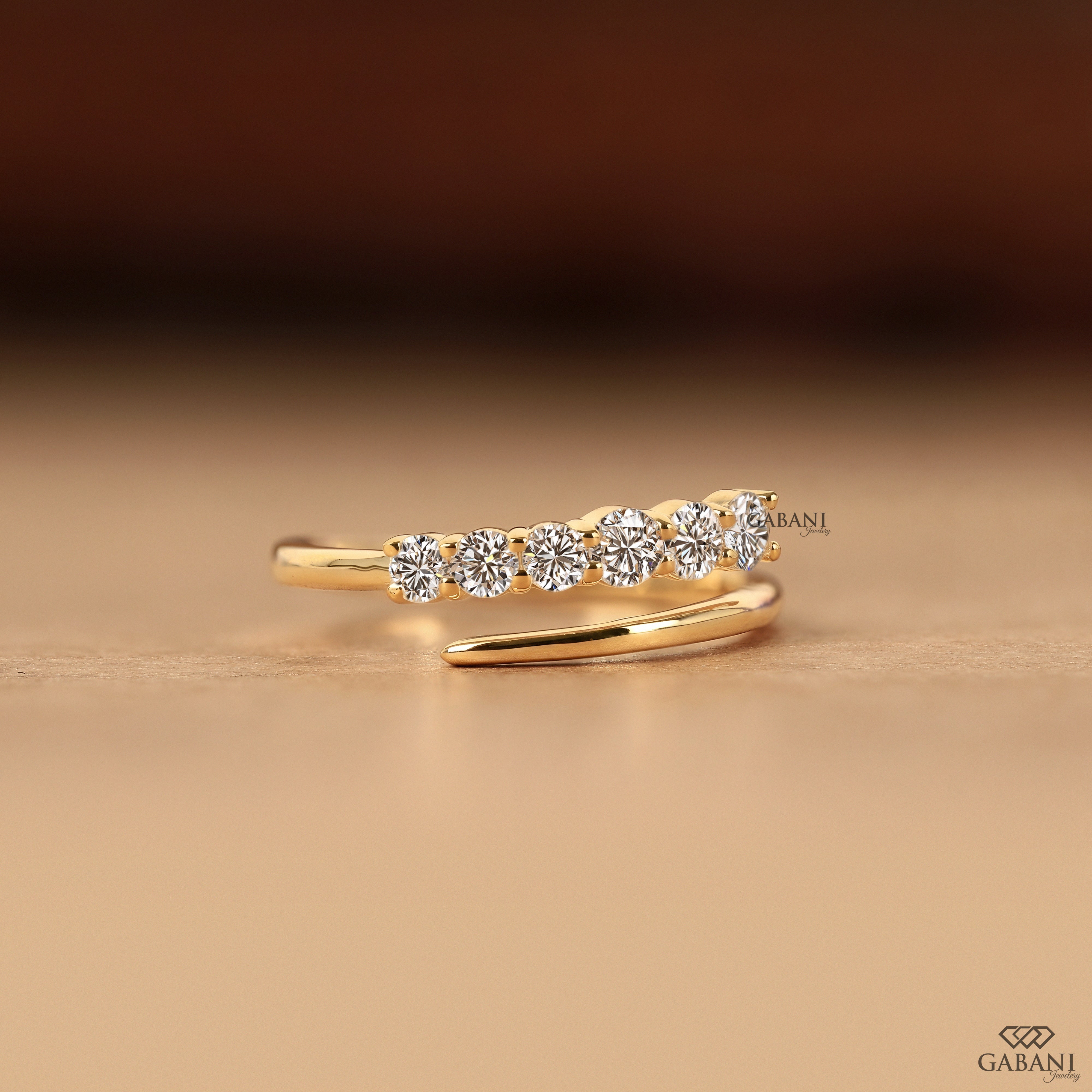 Yellow gold graduated wedding ring with round lab grown diamonds