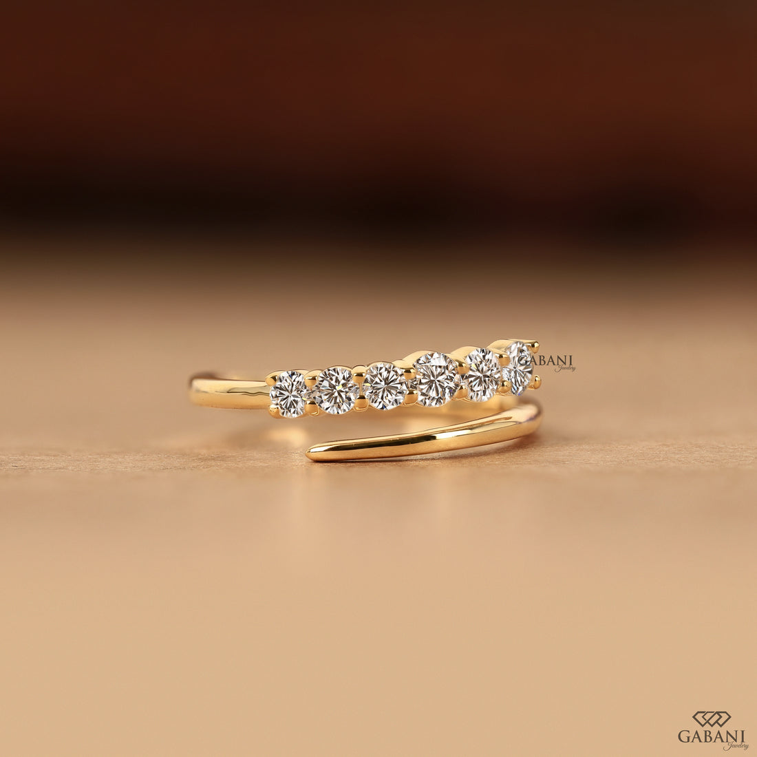 Yellow gold graduated wedding ring with round lab grown diamonds