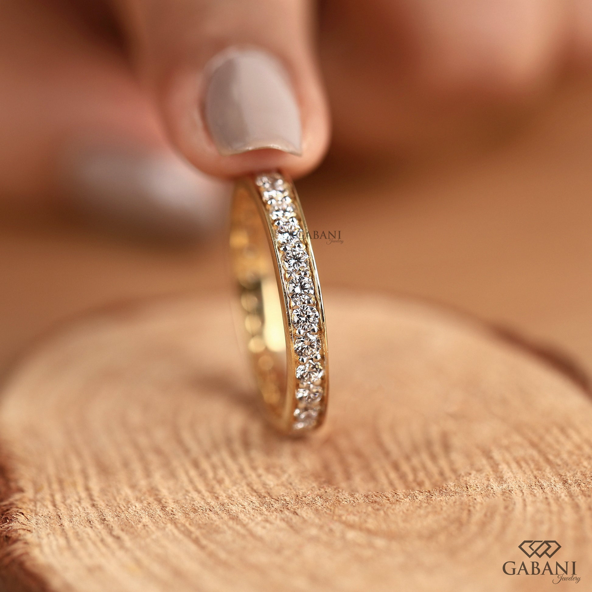 continuous round diamond wedding band in solid gold for daily wear