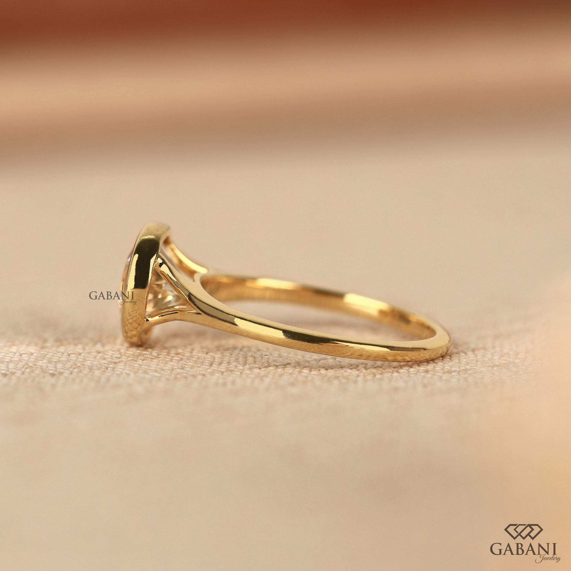 Round lab grown diamond ring in yellow gold with pipe style split shank