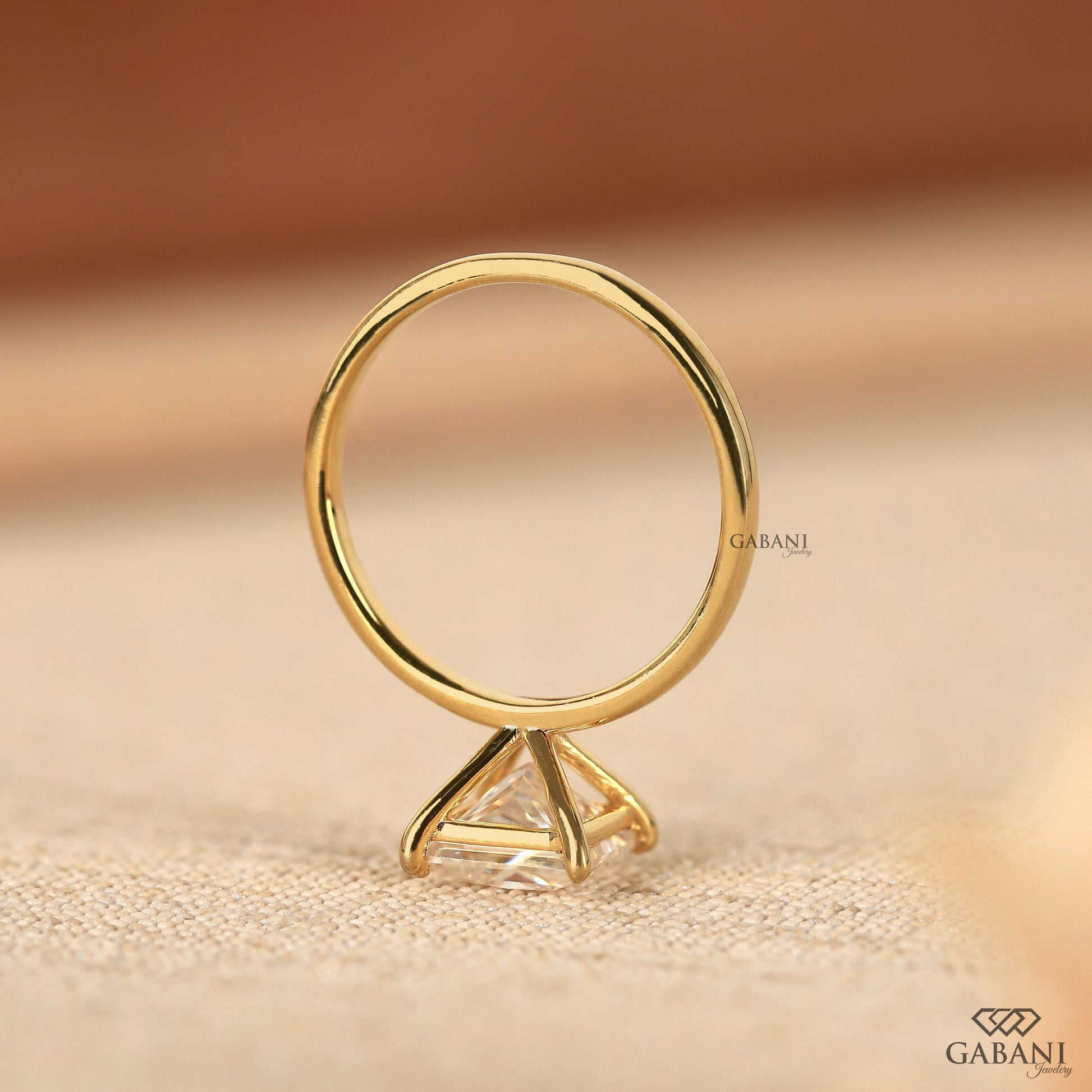 Lab grown diamond solitaire ring with square princess cut in yellow gold