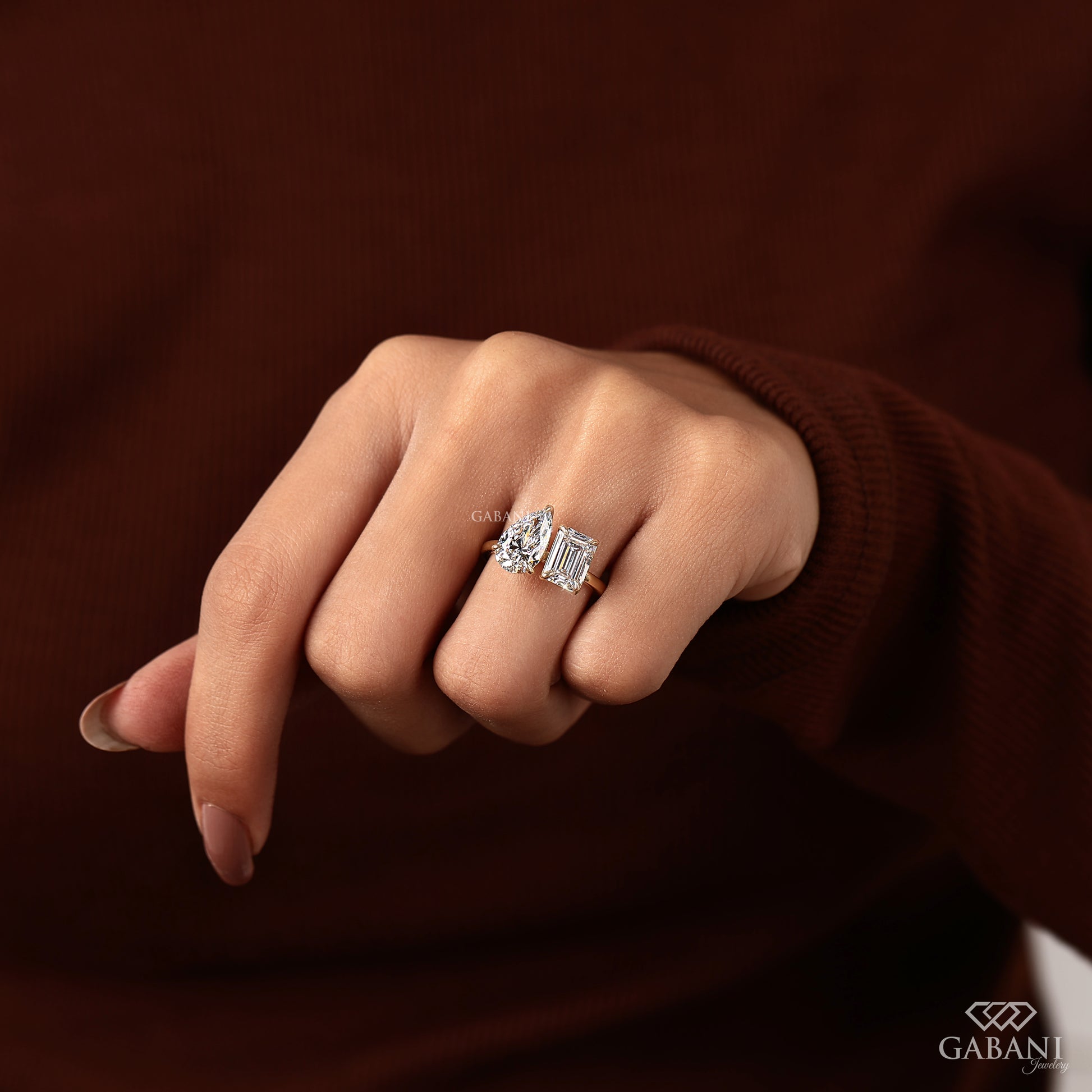 Gabani Jewelry emerald and pear cut lab grown diamond Toi et Moi ring in solid yellow gold